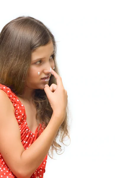 Schönheit Teen Mädchen essen Creme isoliert auf weiß — Stockfoto
