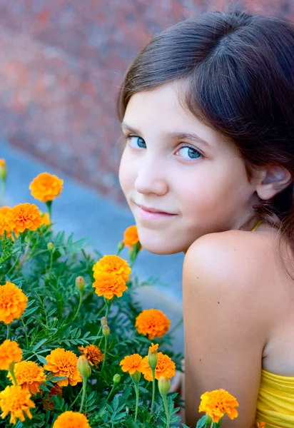 Portret meisje buiten — Stockfoto