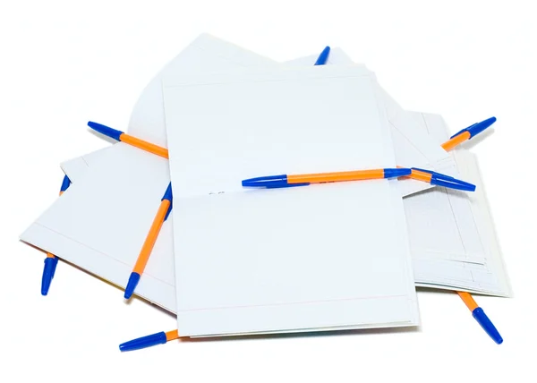 Kalem ve kağıt üzerinde beyaz izole — Stok fotoğraf