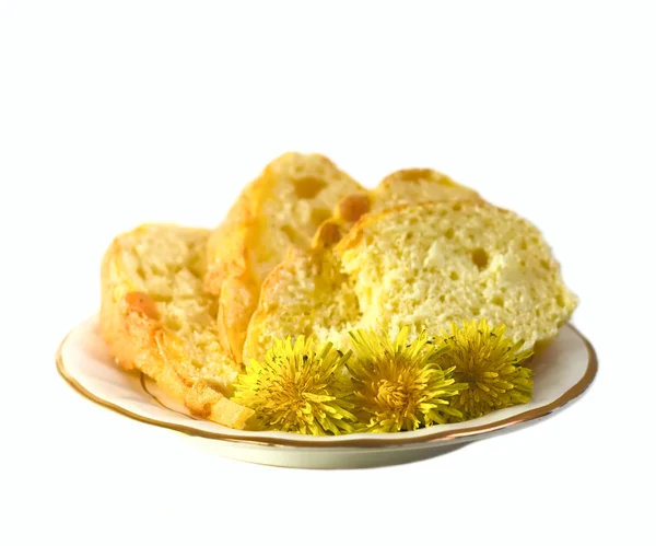 Farbe Schönheit süße Kekse auf Teller und Blumen — Stockfoto