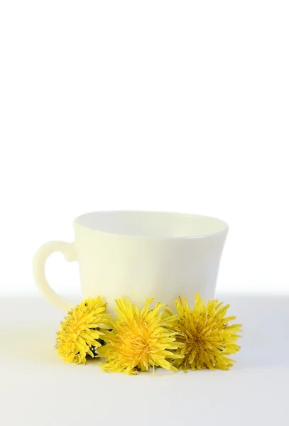Tasse und Blumen isoliert auf weiß — Stockfoto
