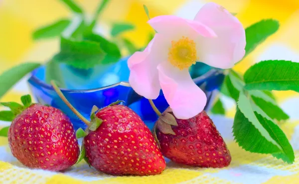 Drie aardbeien liggen op plaat met geruite — Stockfoto
