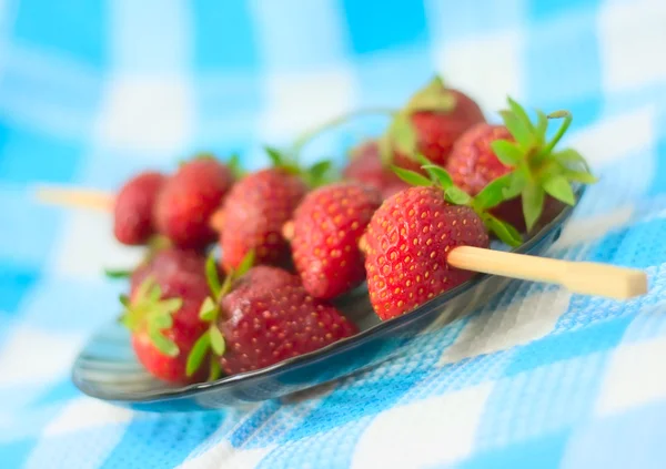 Strawberry grill på tallrik — Stockfoto