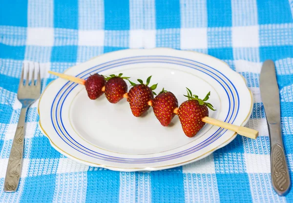 草莓烧烤板上 — 图库照片