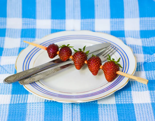 Barbecue aux fraises sur assiette — Photo