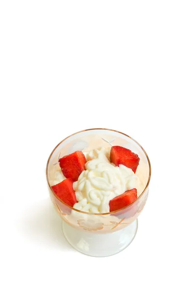Dessert aux fraises isolé sur blanc — Photo