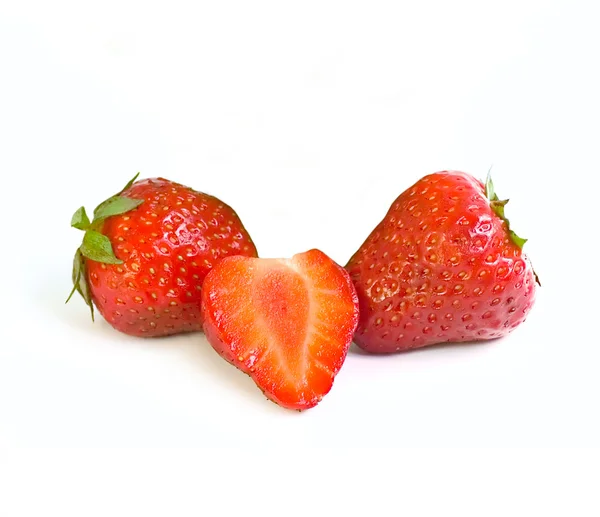 Tre jordgubbar isolerad på vit — Stockfoto