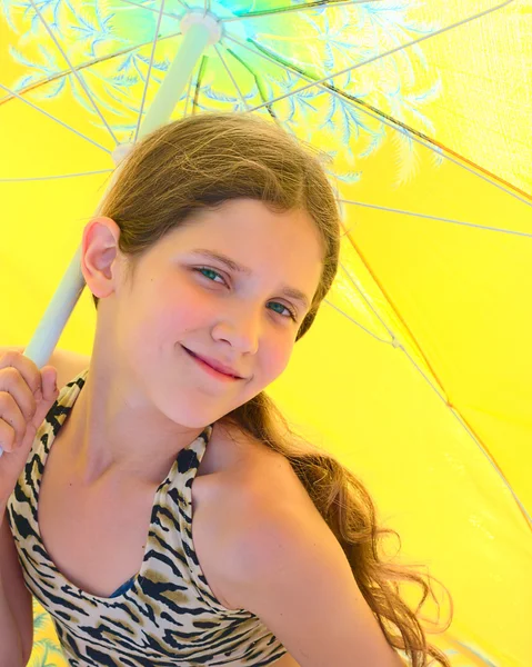 Девушка-портрет на фоне зонтика — стоковое фото