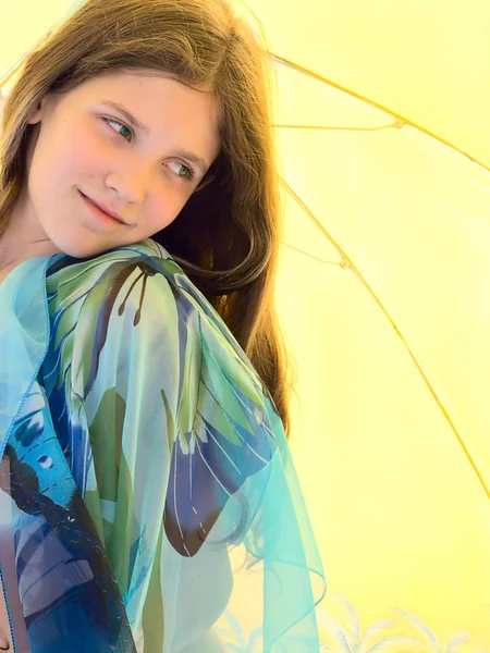 Stående flicka på paraply bakgrund — Stockfoto