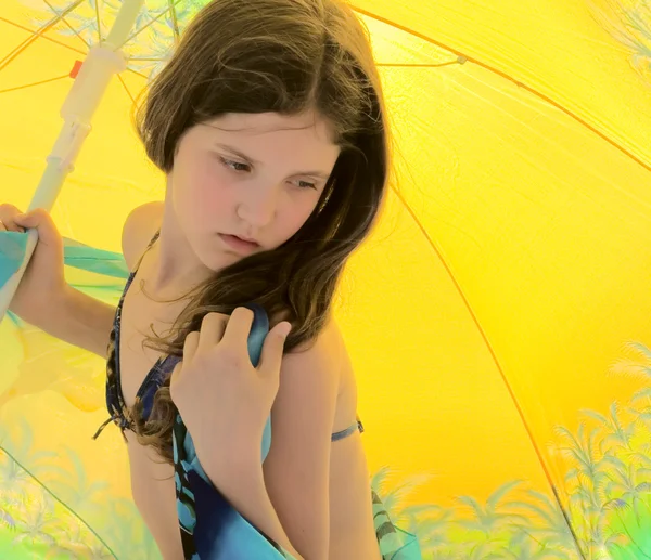 Портрет дівчини на парасольковому фоні — стокове фото