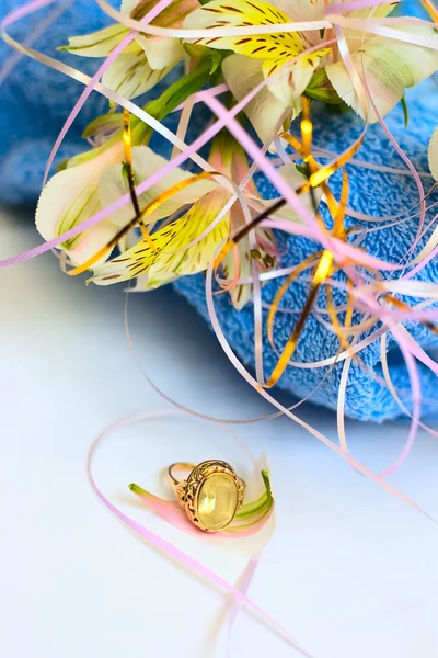 Δαχτυλίδι κοσμήματα και λουλούδια — Φωτογραφία Αρχείου