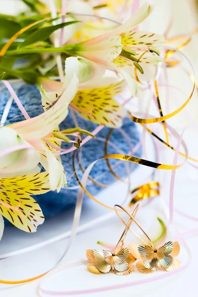 Smykker og blomster – stockfoto