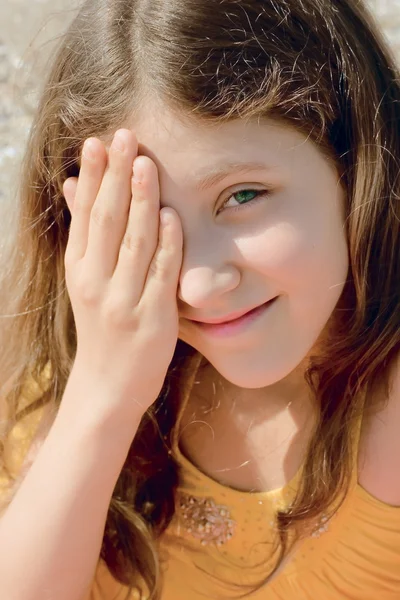 Schönheit Mädchen Auge in Auge mit ihrer Hand — Stockfoto
