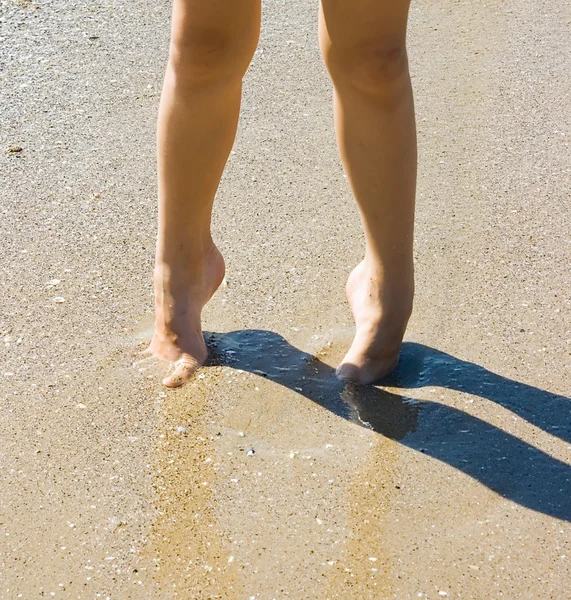 Child legs on sand — Stock Photo, Image