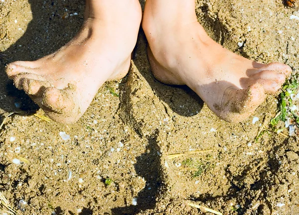 Piedi bambino sulla sabbia — Foto Stock