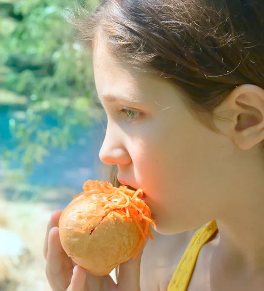 Chica divertida comer hot-dog — Foto de Stock
