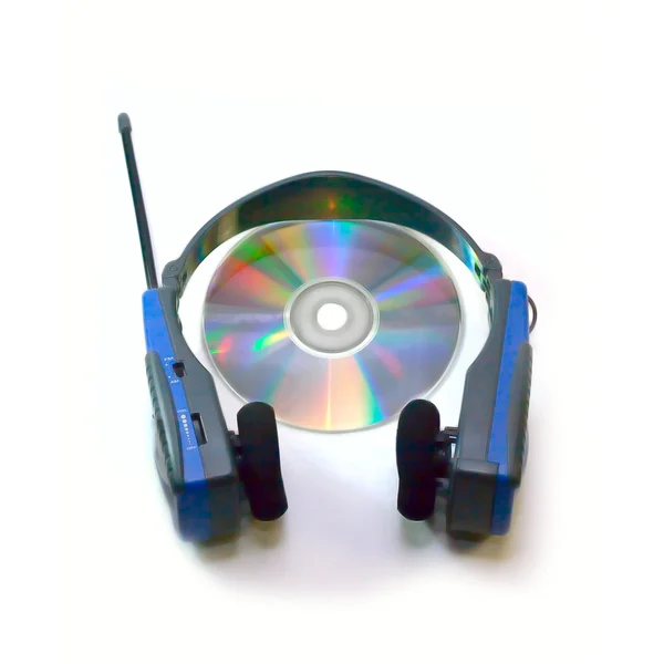 Écouteurs et disque compact isolés sur blanc — Photo
