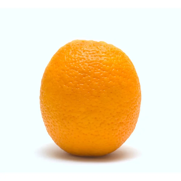 Orange isolerad på blå — Stockfoto