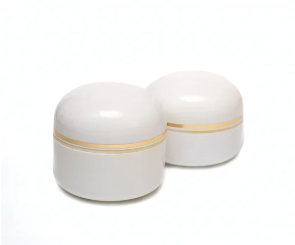 Pot pour crème cosmétique isolé sur blanc — Photo