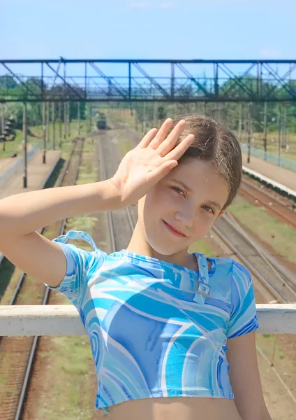 Menina beleza em trilhos de trem paisagem fundo — Fotografia de Stock
