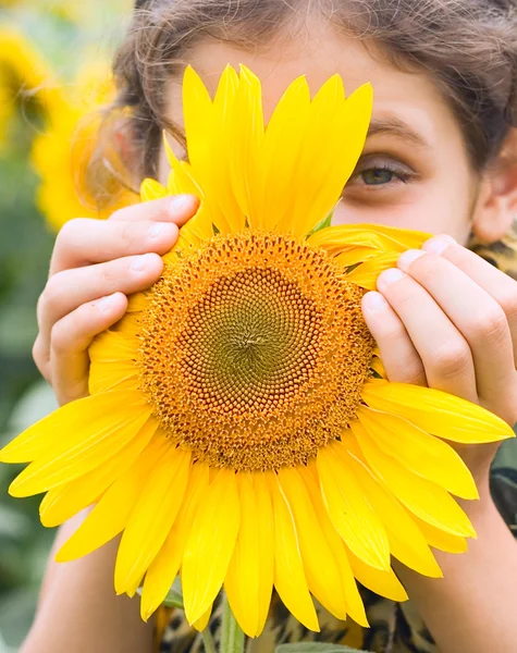 Schönheit Teen Mädchen mit Sonnenblume — Stockfoto