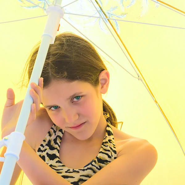 Menina beleza no fundo guarda-chuva — Fotografia de Stock