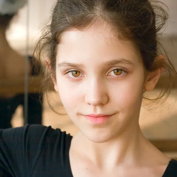 Портрет молодой девушки-гимнастки — стоковое фото