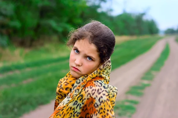 Портрет дівчини на природі — стокове фото