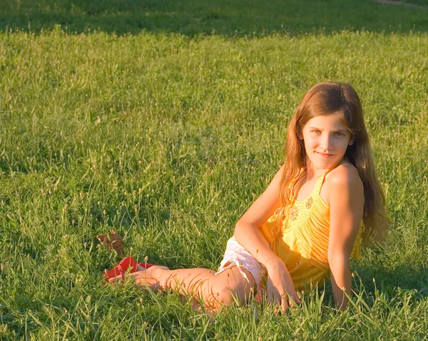 Beleza menina adolescente na grama — Fotografia de Stock