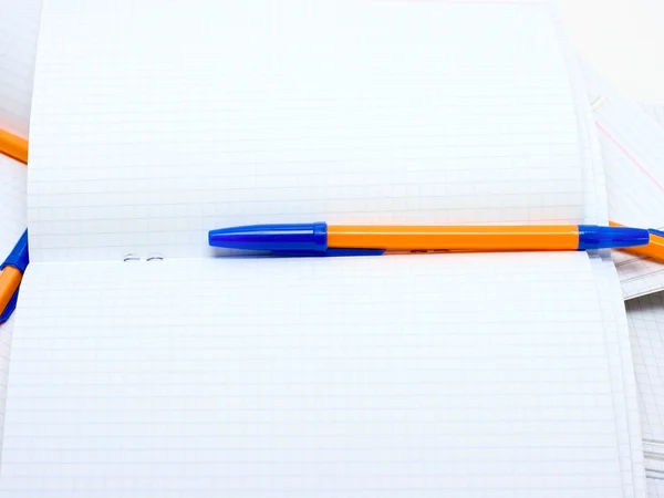 Ручки и бумажный фон — стоковое фото