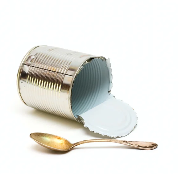 空き缶と白で隔離されるスプーン — ストック写真