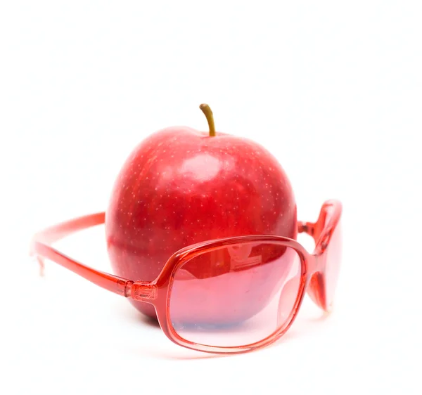 Roter Apfel und rote Gläser — Stockfoto
