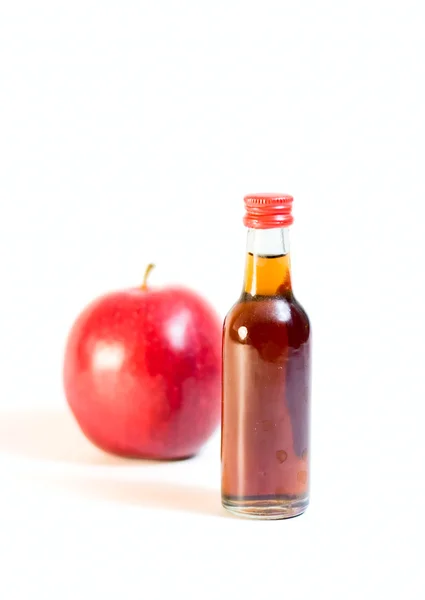Butelki i jabłko na białym tle — Zdjęcie stockowe