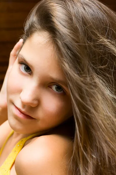 Portrét dospívající dívka izolovaných na bílém — Stock fotografie