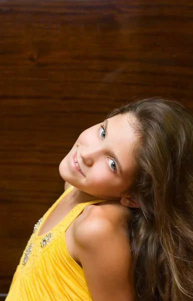 Retrato Adolescente menina isolada no branco — Fotografia de Stock