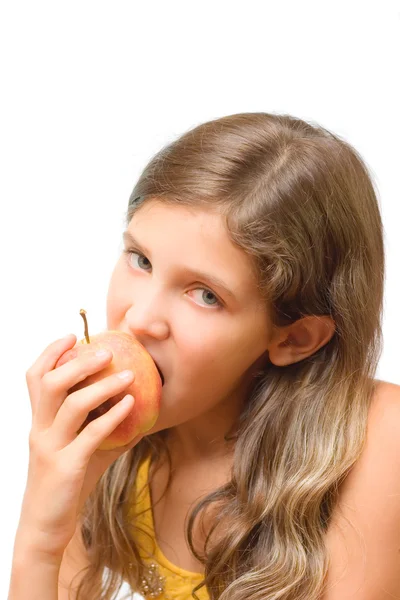 女の子は、リンゴを食べる — ストック写真