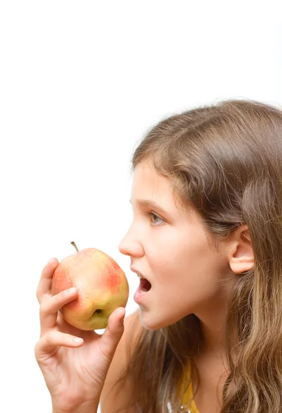 十代の少女は、白で隔離されるリンゴを食べる — ストック写真