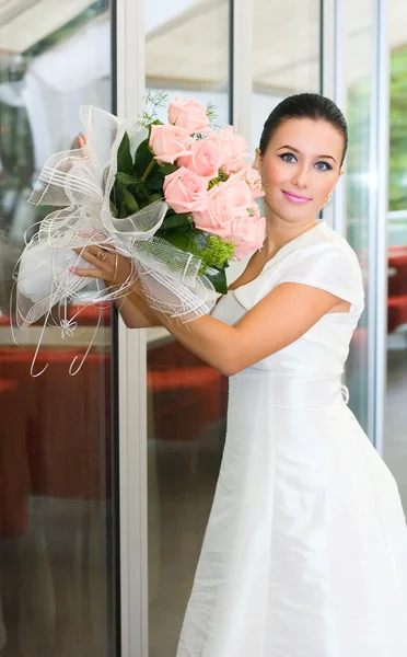 年轻的新娘女孩与玫瑰 — 图库照片