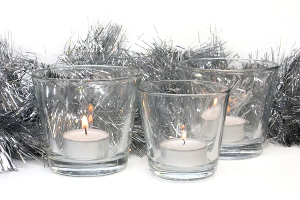 Tinsel argenteo e tre candele — Foto Stock