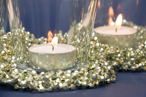 Kerzen und goldene Dekorationsperlen — Stockfoto
