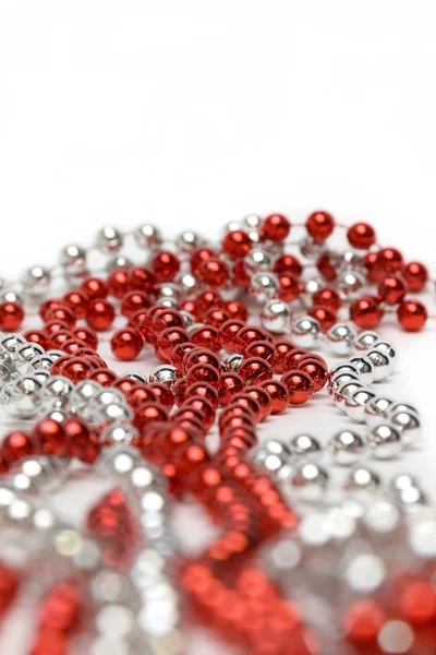 Piros és ezüstös díszítéssel gyöngyök — Stock Fotó