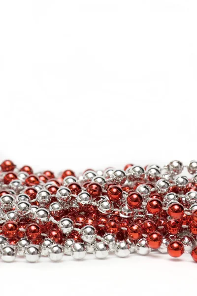 Piros és ezüstös díszítéssel gyöngyök — Stock Fotó