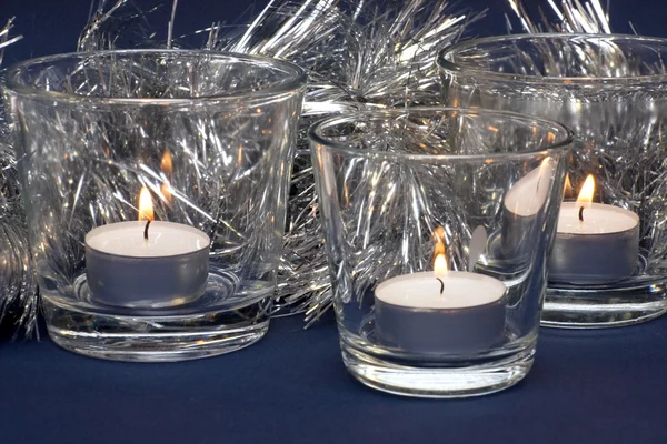 Сріблястий мішура і три свічки — стокове фото