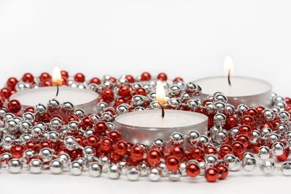 Trois bougies et perles de décoration — Photo