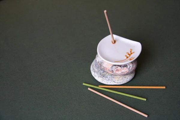Bâtonnets aromatiques et support en porcelaine — Photo