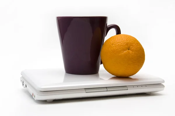 Bílý laptop, pohár a oranžová — Stock fotografie