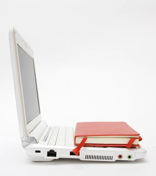 Белый верх и ноутбук — стоковое фото