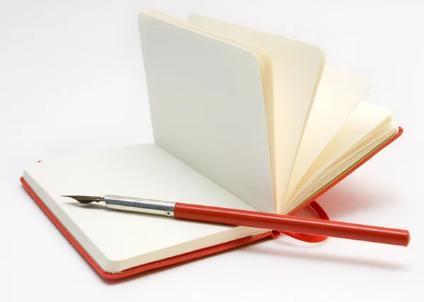 Offenes rotes Notizbuch und roter Stift — Stockfoto