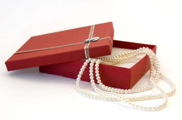 Perlový náhrdelník jako dárek — Stock fotografie