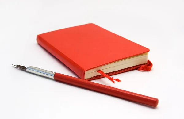 Kırmızı defter ve kırmızı kalem — Stok fotoğraf